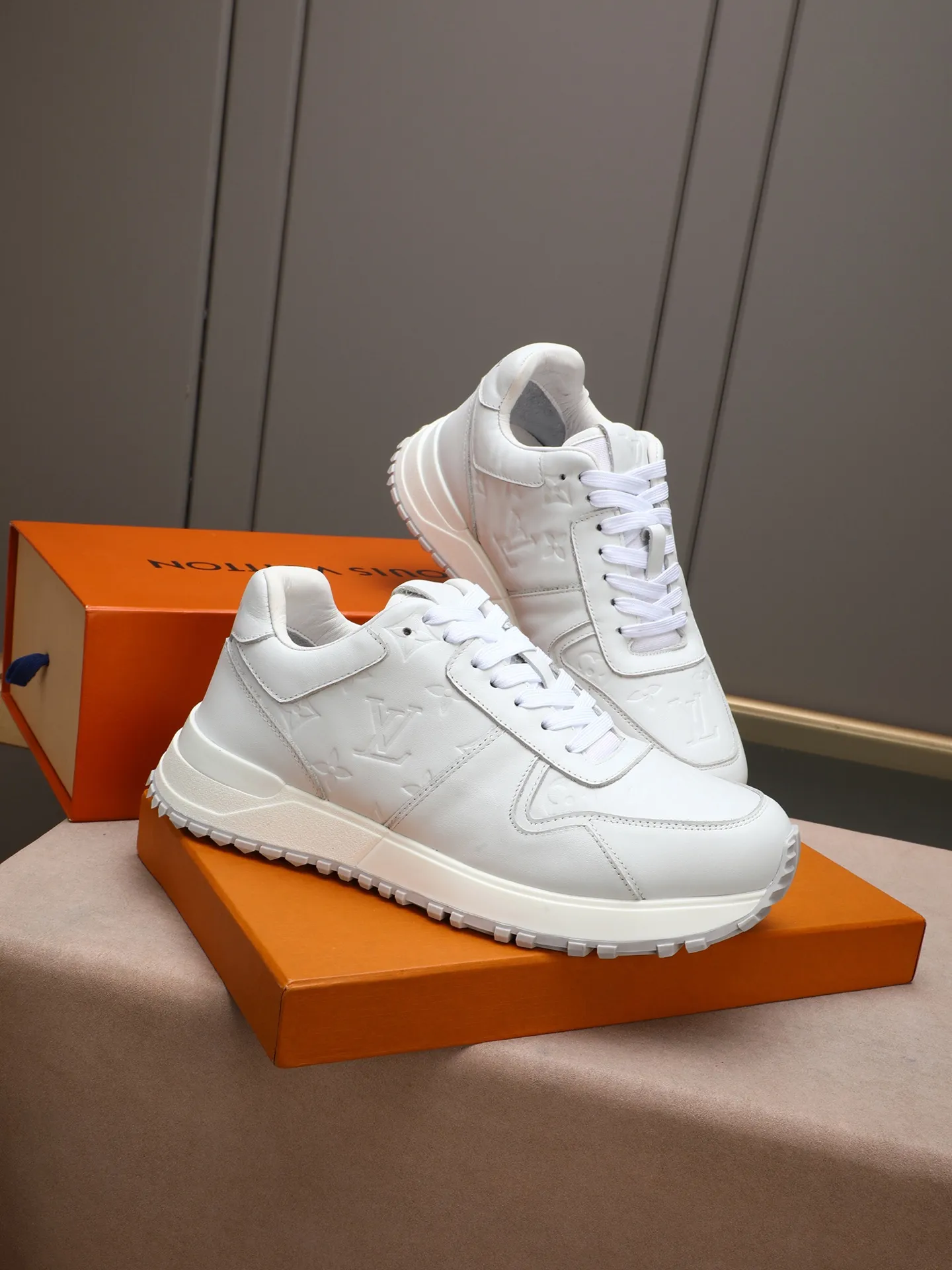 Men's Shoes 💰660 L The Run Away Maxi sneaker debuts in the 2025 collection and continues the iconic design of the Run Away sneaker. The smooth cowhide leather upper features contrasting LV lettering and Vuitton logos, and a lightweight rubber wedge outsole evokes running shoe construction. High level of comfort. Looks good, wears well and matches well. Worth buying! 7 color selection size: 39-44 (45 customized)
